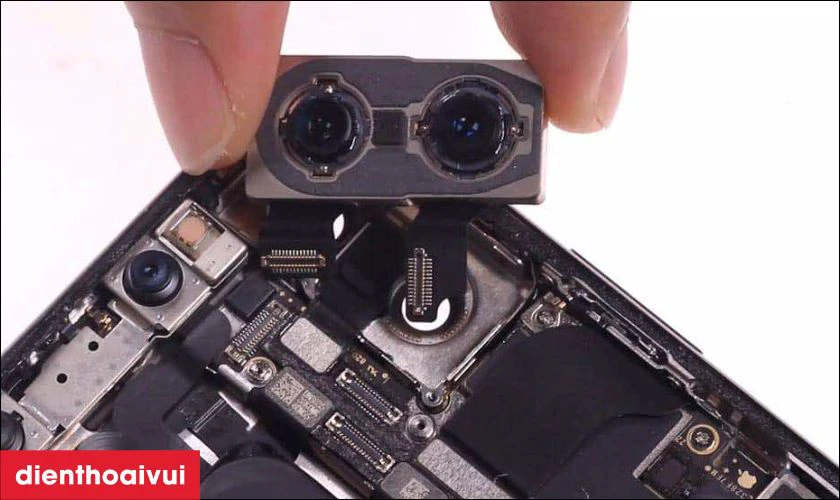 Quy trình làm sạch cụm camera sau bằng thiết bị chuyên dụng
