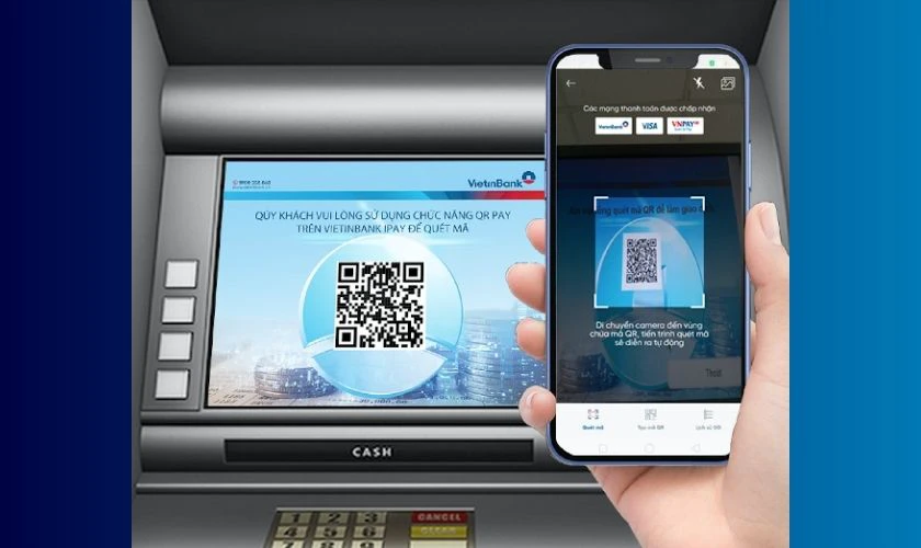 Dùng camera điện thoại để quét mã QR trên màn hình ATM