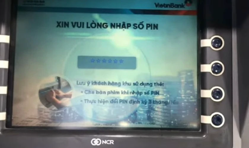 Nhập mã PIN thẻ của bạn trên máy ATM