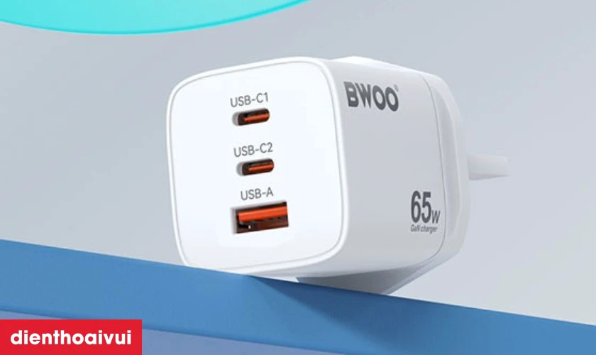 3 cổng sạc linh hoạt: 2 USB-C + 1 USB-A
