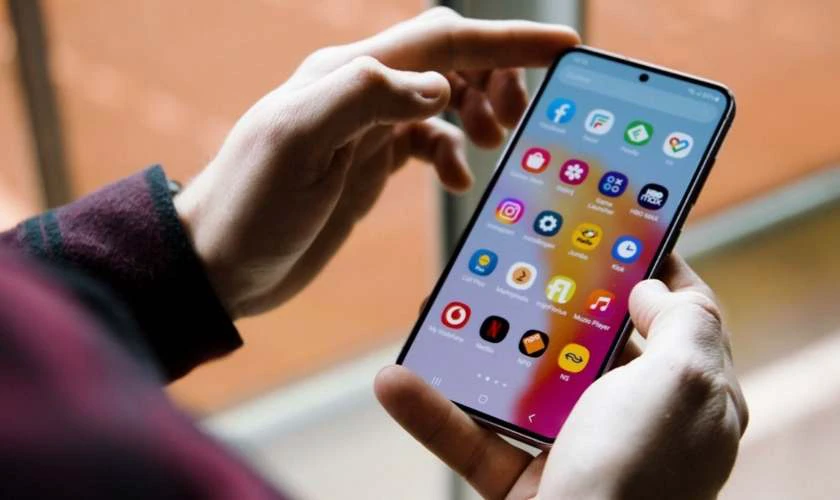Sạc pin hiện dấu X Samsung để lâu có sao không