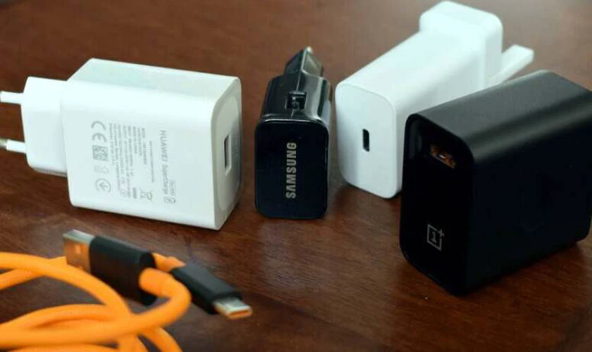 Sạc pin hiện dấu X Samsung do củ sạc kém chất lượng