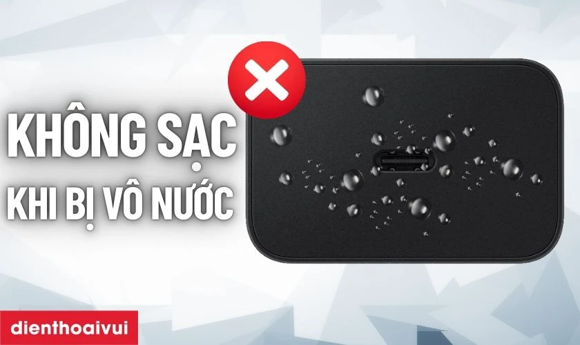 Kh&ocirc;ng sạc khi cổng của củ sạc bị v&ocirc; nước