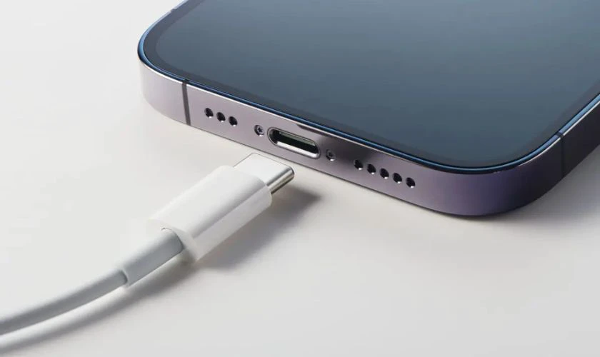 Những rủi ro khi sử dụng sạc Samsung cho iPhone 15
