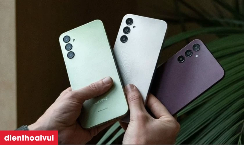 Kiểm tra chất lượng và ngoại hình điện thoại trước khi thanh toán