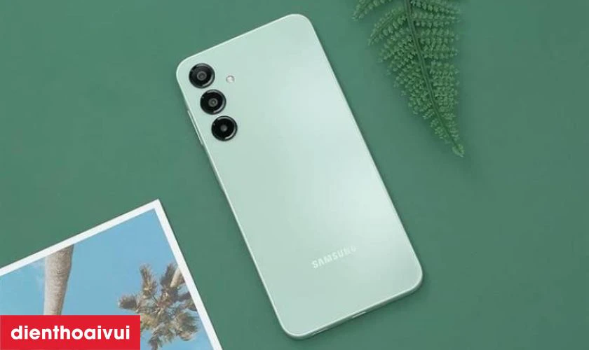 Camera sau triple ch&iacute;nh 50 MP