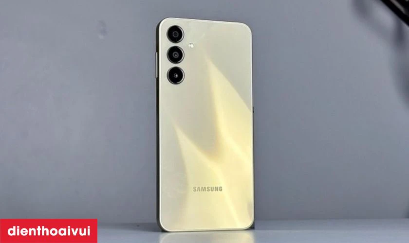 Pin dung lượng 5000mAh, hỗ trợ sạc nhanh 25 W