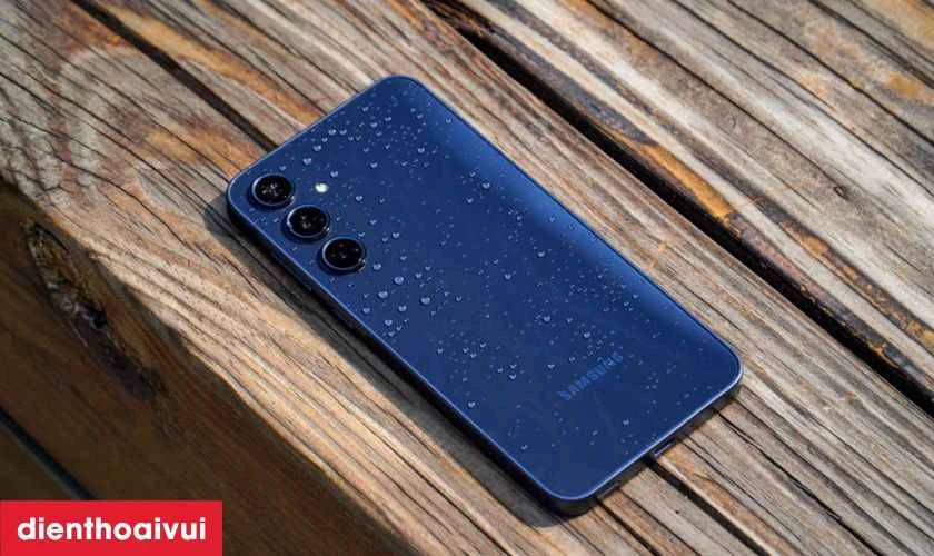 Kh&aacute;ng nước IP67 v&agrave; bảo mật Samsung Knox