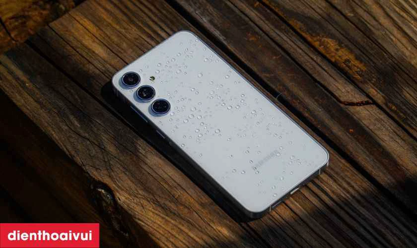 Kháng nước IP67 và nhiều tính năng tiện ích