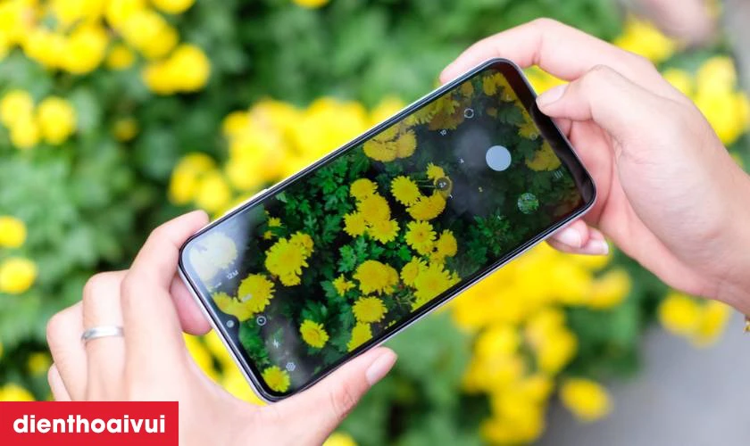 Camera selfie 13MP đ&aacute;p ứng nhu cầu chụp ảnh