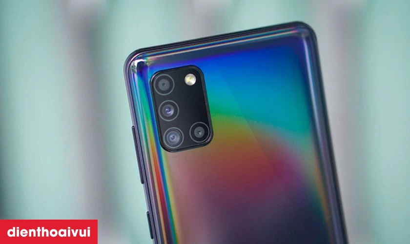 Cụm 4 camera sau với độ ph&acirc;n giải 64MP