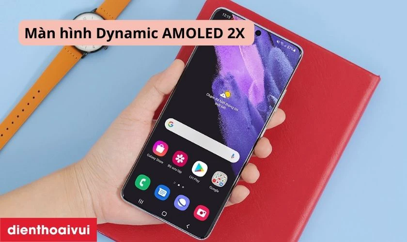 Máy sử dụng công nghệ Dynamic AMOLED 2X có độ phân giải cao