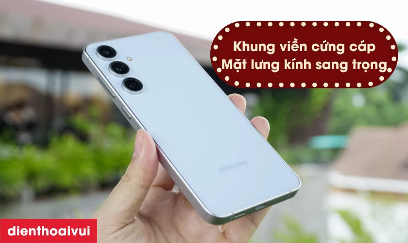 Thiết kế khung kim loại - mặt lưng kính sang trọng