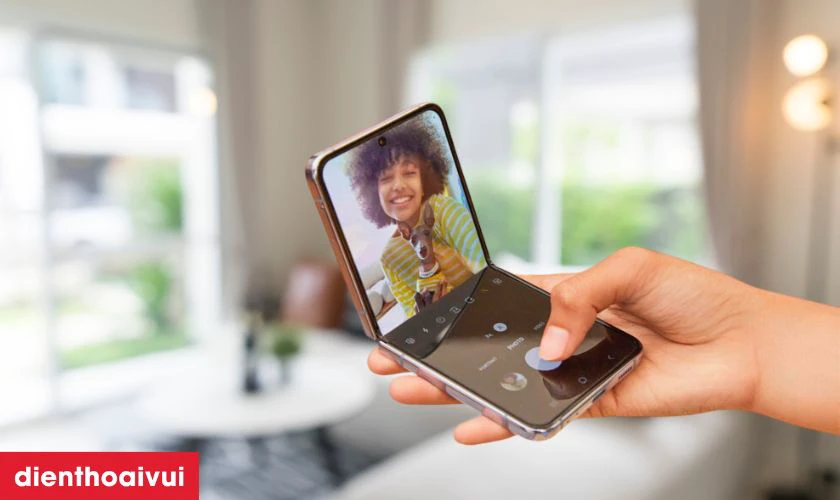 Điểm độc đáo nhất của Galaxy Z Flip 3 phải kể đến chính là tính năng Flex Mode