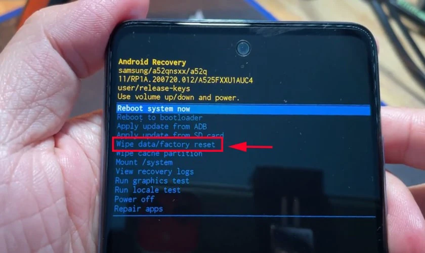 Màn hình mới hiện lên, hãy chọn vào Wipe data/factory reset