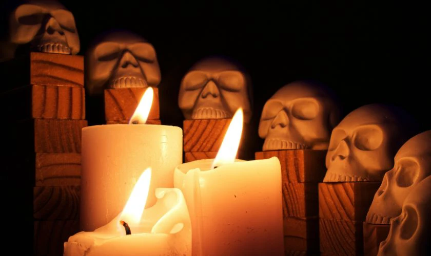 Trang trí sân khấu Halloween với đầu lâu và nến