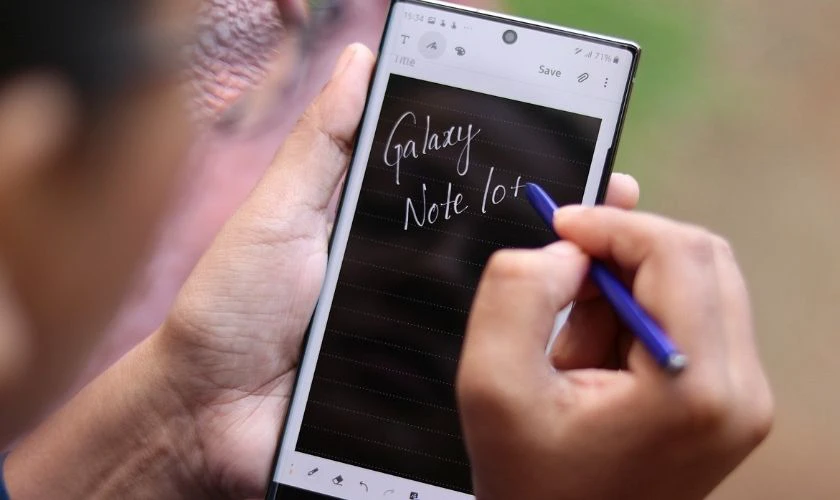 Samsung Note 10 Plus được nhiều người lựa chọn nhờ thiết kế đẹp, hiệu năng tốt
