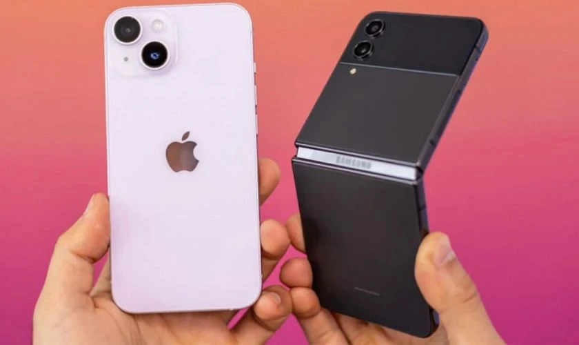 Khả năng hiển thị của iPhone 13 và Samsung Z Flip không quá chênh lệch