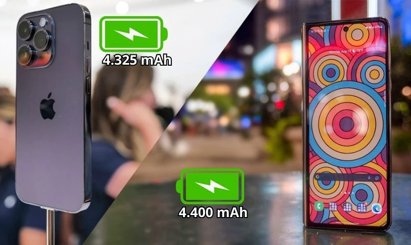 Dung lượng pin Z Fold 4 khủng hơn khi đặt cạnh so sánh với iPhone 14 Pro Max