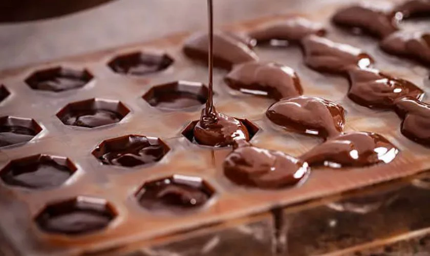 Đổ socola vào khuôn