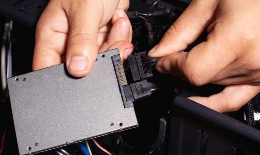 SSD hoạt động trên một tấm chứa các ô điện
