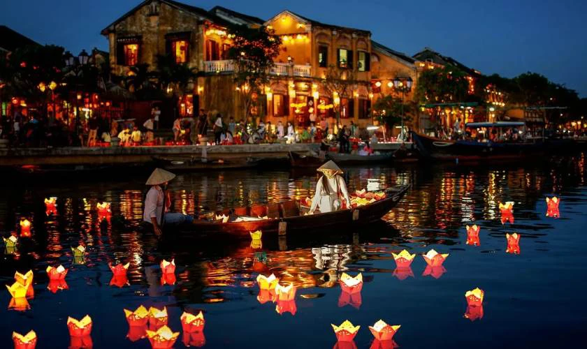 STT Vu lan 2025 cài bông hồng đỏ