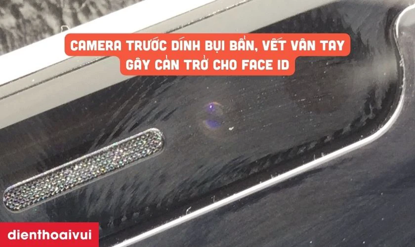 Camera trước bị che khuất hoặc bám bụi bẩn