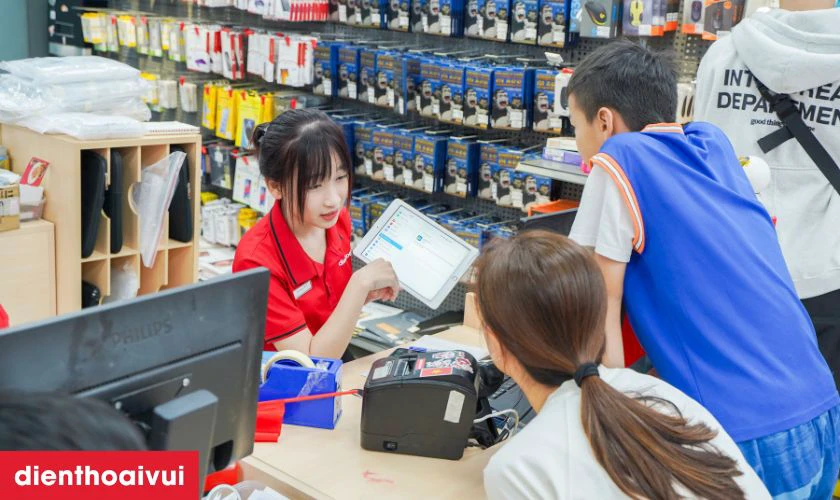 Nhân viên kiểm tra máy, tư vấn cho khách hàng