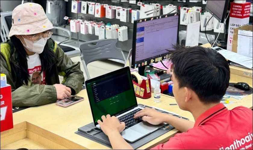 Yếu tố ảnh hưởng đến giá sửa laptop quận Long Biên