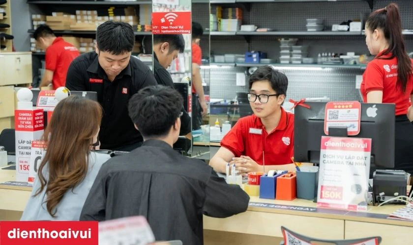Quy trình rửa đốm camera sau iPhone 15 Pro Max tại Điện Thoại Vui