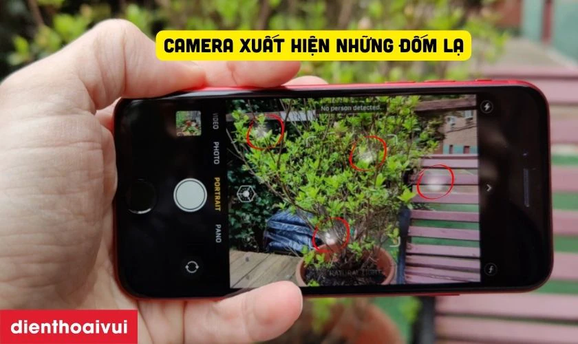 Dấu hiệu cần rửa đốm camera sau iPhone SE 2020