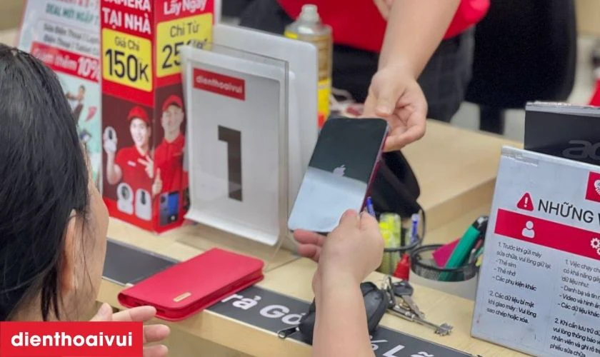 Nhân viên bàn giao máy cho khách và mời kiểm tra camera kỹ trước khi thanh toán