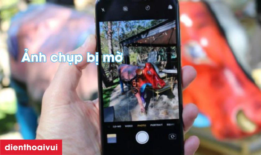 Ảnh chụp bị mờ, có đốm lạ hoặc ánh sáng loang