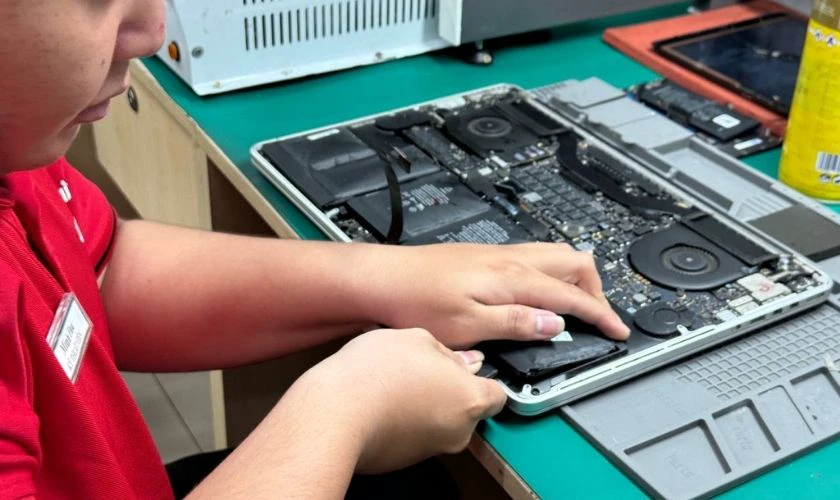 Yếu tố ảnh hưởng đến giá sửa MacBook Quận 4