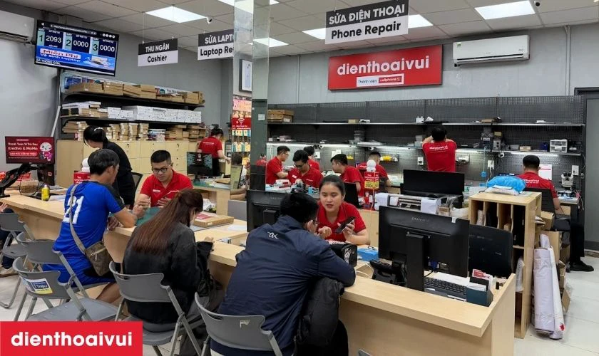 Nh&acirc;n vi&ecirc;n b&agrave;n giao lại iPhone X cho kh&aacute;ch h&agrave;ng để kiểm tra Face ID