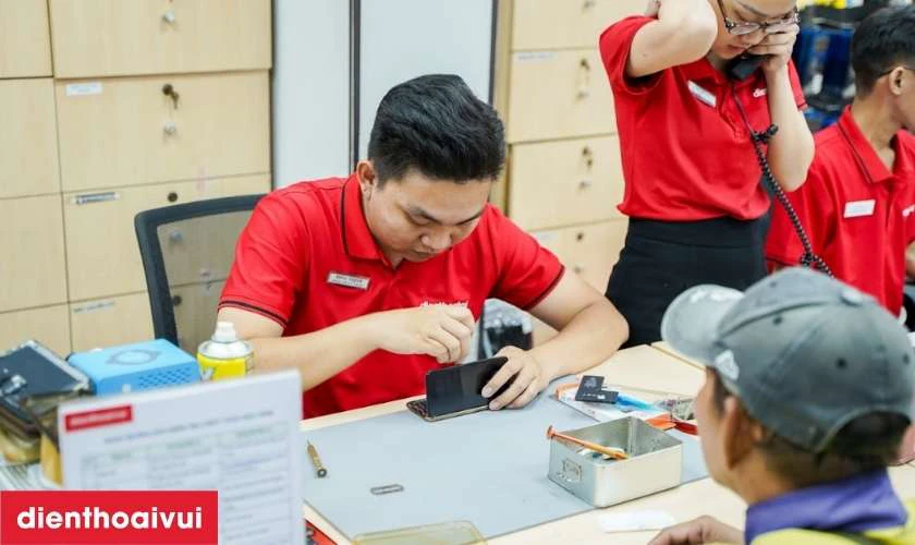 Kiểm tra máy sau thay sửa và nhận thông tin bảo hành từ nhân viê