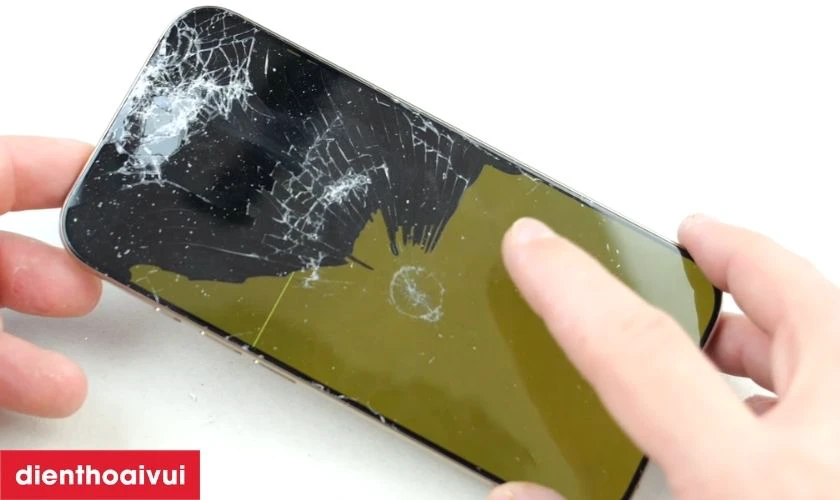 iPhone 16 Plus bị rơi, va đập mạnh làm lỏng hoặc nứt IC cảm biến