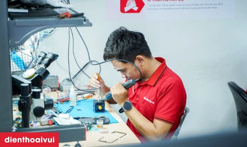 Điện thoại được vệ sinh sạch sẽ, bàn giao cho khách cùng phiếu bảo hành