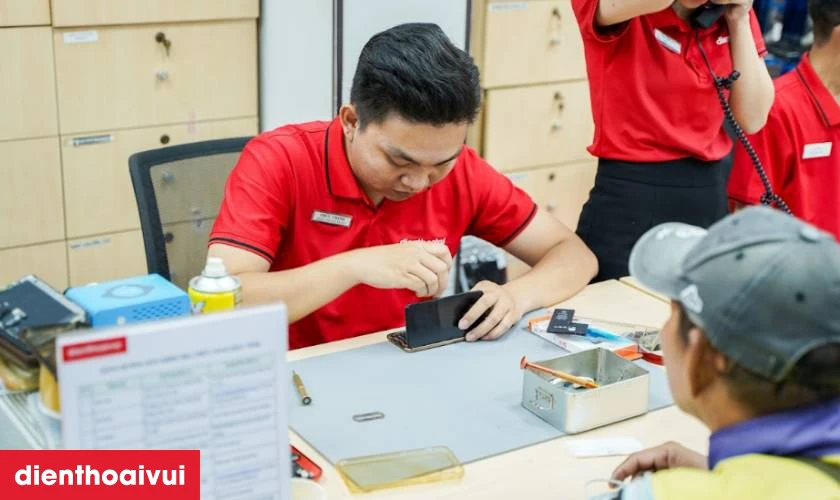 Quy trình sửa main - IC cảm biến iPhone 17 Pro Max tại Điện Thoại Vui