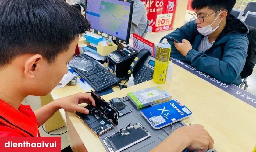 Quy tr&igrave;nh sửa main - IC camera iPhone 11 tại Điện Thoại Vui