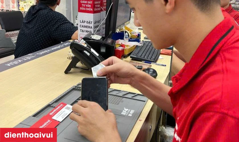 au khi sửa xong, iPhone 13 Mini được kiểm tra kỹ