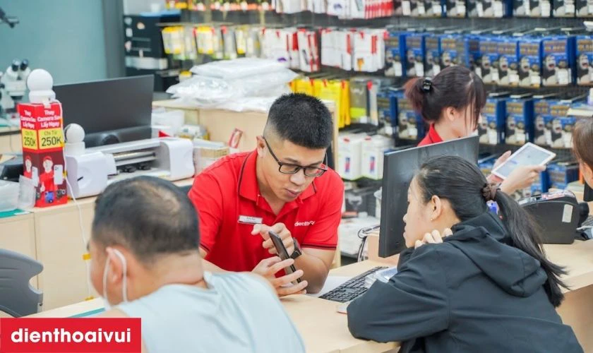 Giao máy cho khách hàng cùng phiếu bảo hành