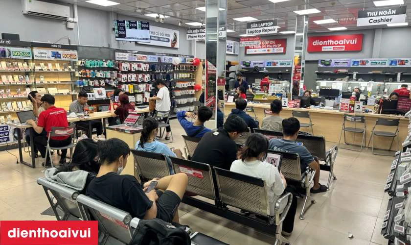 Kỹ thuật viên tay nghề cao, chính xác trong từng bước sửa chữa