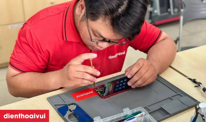 Quy tr&igrave;nh sửa main - IC camera iPhone 6S tại Điện Thoại Vui