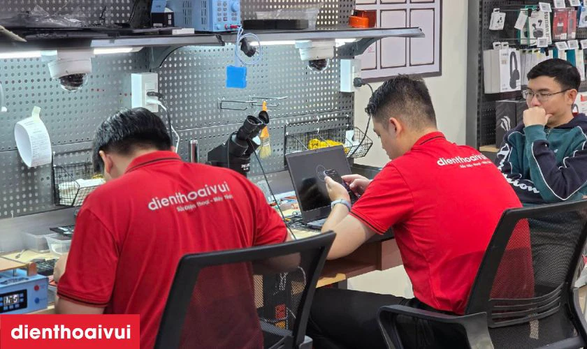 Kỹ thuật vi&ecirc;n tiến h&agrave;nh th&aacute;o điện thoại Huawei v&agrave; xử l&yacute; IC