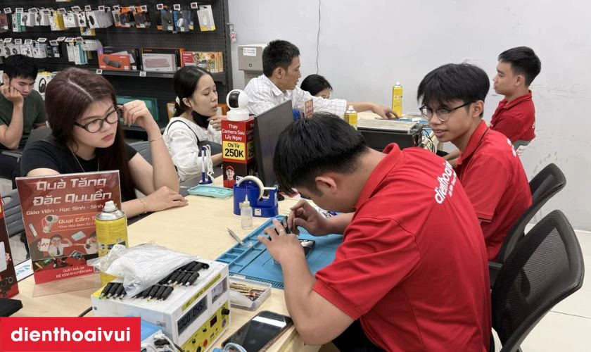 Kh&aacute;ch h&agrave;ng được mời kiểm tra lại m&aacute;y ngay tại quầy