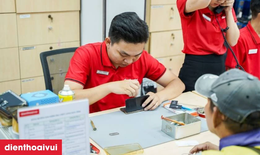 Quy trình sửa main - IC hiển thị cảm ứng iPhone 15 Plus tại Điện Thoại Vui