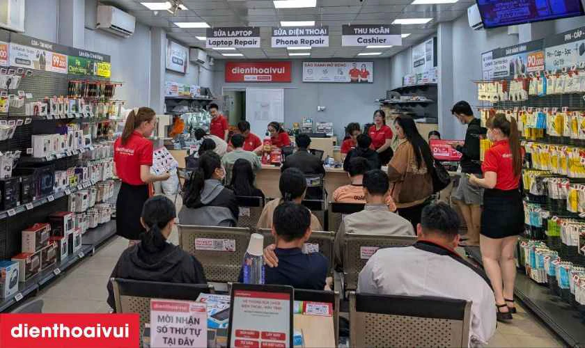 Hệ thống cửa h&agrave;ng lớn, thuận tiện tiếp nhận v&agrave; bảo h&agrave;nh