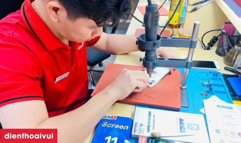 Từng bước sửa được thực hiện đ&uacute;ng kỹ thuật nhằm bảo vệ linh kiện