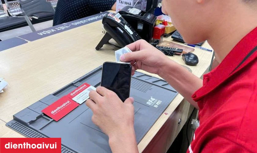 Kiểm tra, lắp r&aacute;p ho&agrave;n thiện điện thoại Realme